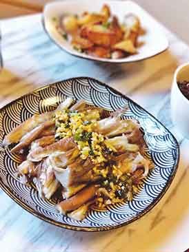 Steamed eggplant with minced garlic